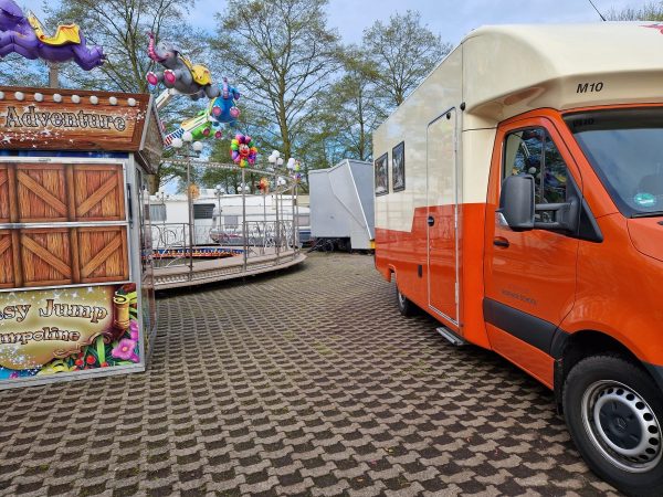 Rijdende school, onderbouw, een vulkaan knutselen.