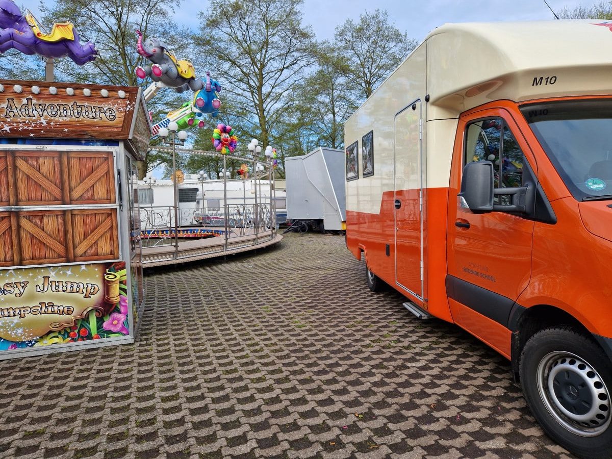 Rijdende school, onderbouw, een vulkaan knutselen.
