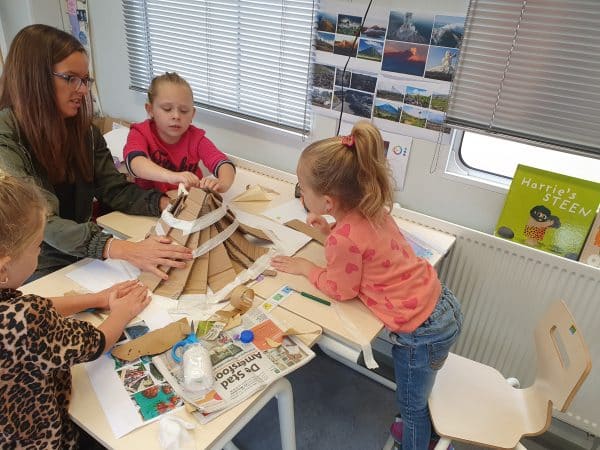 Rijdende school, onderbouw, een vulkaan knutselen.