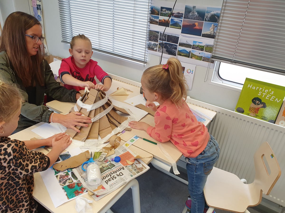 Rijdende school, onderbouw, een vulkaan knutselen.