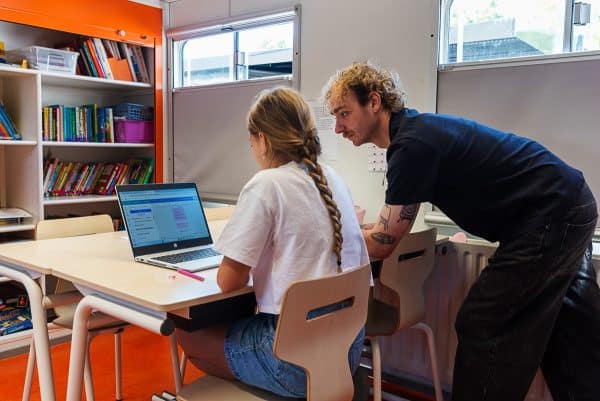 Rijdende school met op de kermis.
