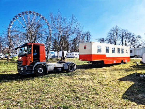 Rijdende school met op de kermis.