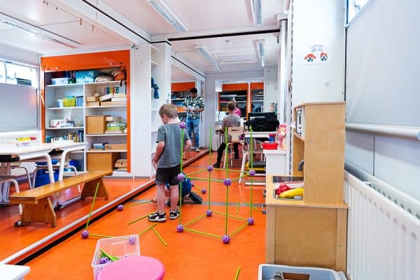 Rijdende school met op de kermis.