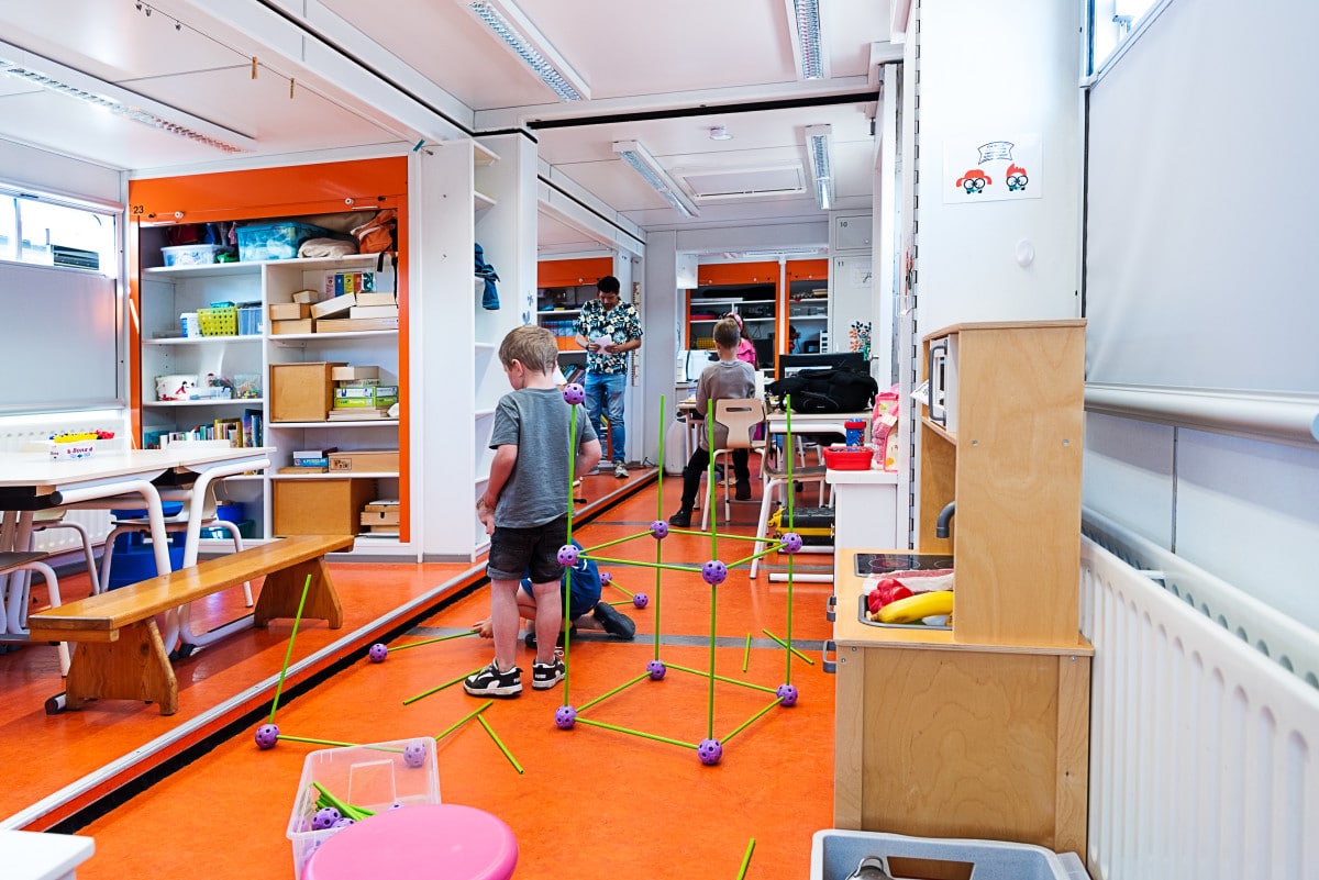 Rijdende school met op de kermis.