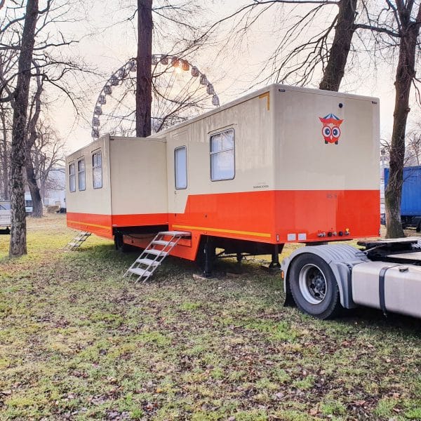 Rijdende school, onderbouw, een vulkaan knutselen.