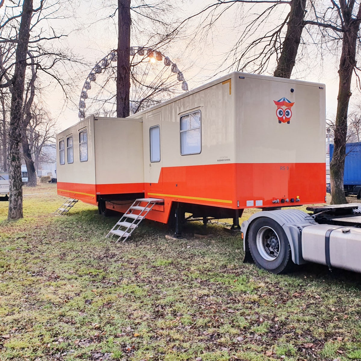 Rijdende school, onderbouw, een vulkaan knutselen.