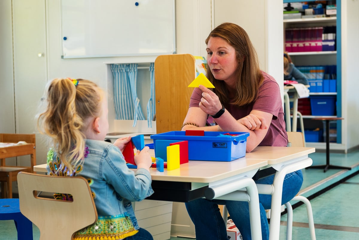 Gerda en een peuter, rijdende school